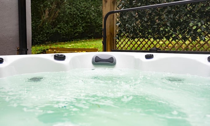 Headingley Apartment | The Headingley House Leeds - Hot Tub - Sleeps Up To 12 - EV Charging