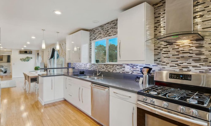 Sequoyah Apartment | Modern Luxury in Oakland Oasis: Spacious Modern