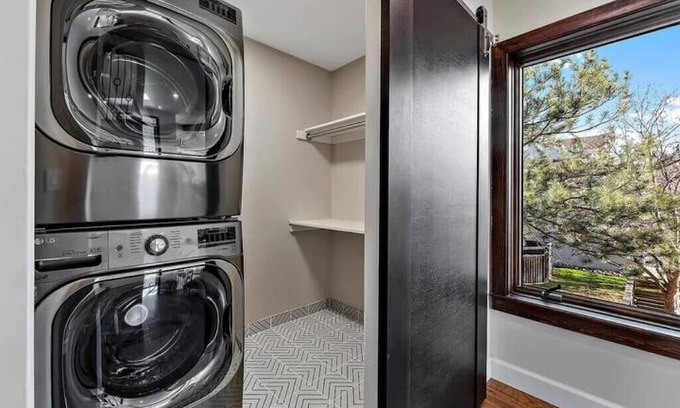 East Boulder House | Luxury 4 bed, 3 Bath + Office - Pets OK