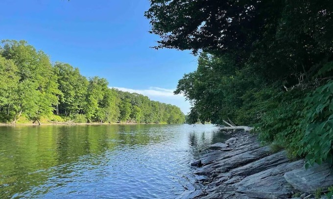 Mt. Bethel Cabin | Cozy Chalet with Cabin Vibes overlooking Delaware River. Hot Tub!
