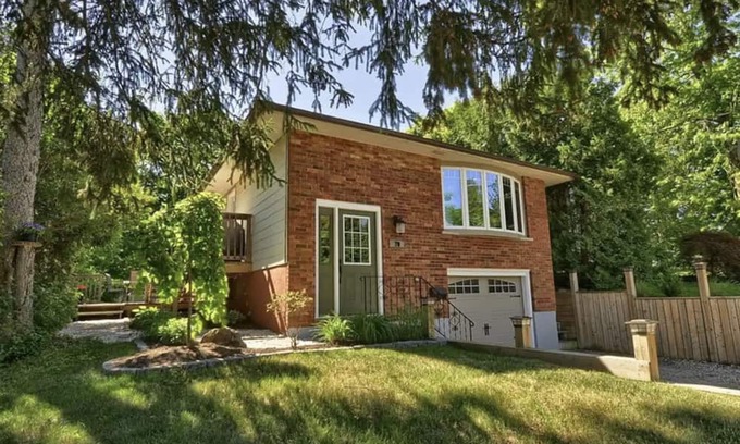 Hespeler House | Adorable 1 bedroom suite with kitchen & fireplace
