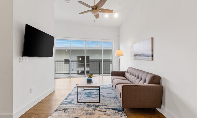 Cedars Apartment | Spacious & Modern - Downtown!