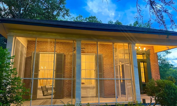 Vicksburg House | Massey’s on Crawford- The King Suite