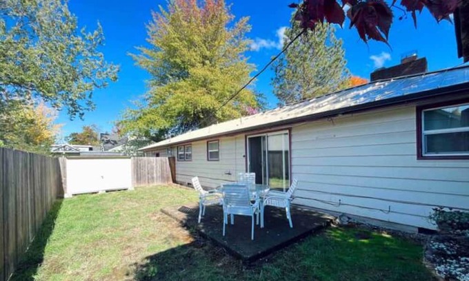 Amazon House | Family-sized U of O bungalow