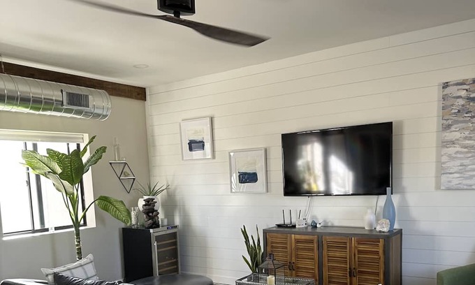 Pinnacle Peak Cottage | Quaint modern guest house, near all attractions.