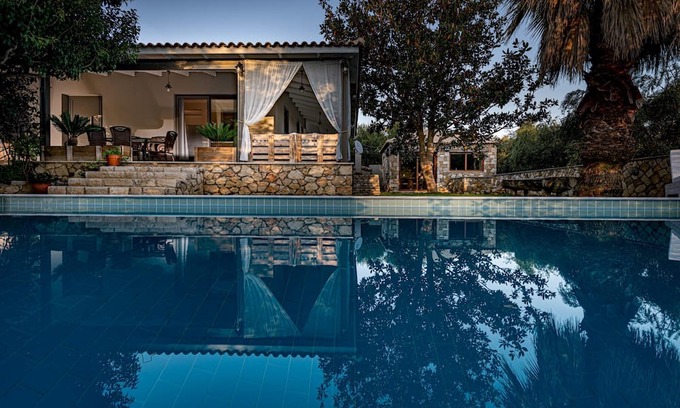 Fiolitis Villa | Eleonas Private pool villa