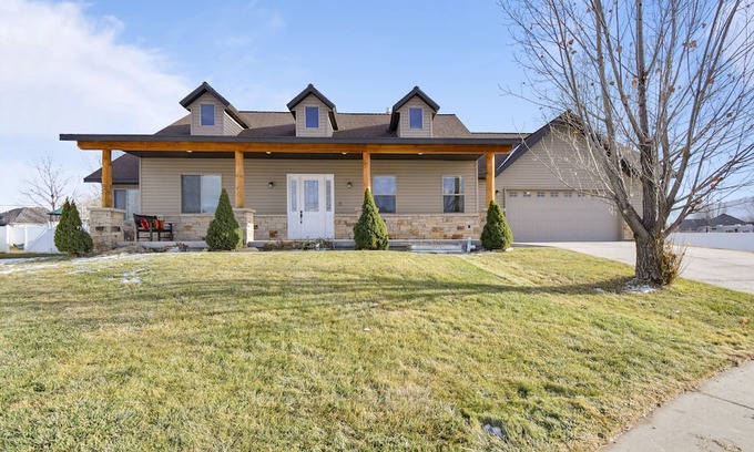 Heber House | MountainView AdventureHome | Hot Tub | 6br 4ba Sleeps 12 | ADA w/elevator & Pet Friendly | Lg Groups