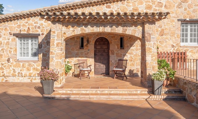 Castell-Platja d'Aro Ski Chalet | Casa de Estilo Catalán en Alquiler