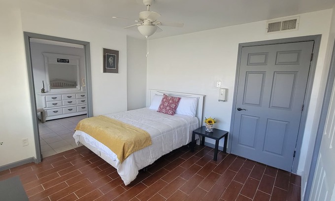 El Paso House | Adorable Cottage Rented By Room 2