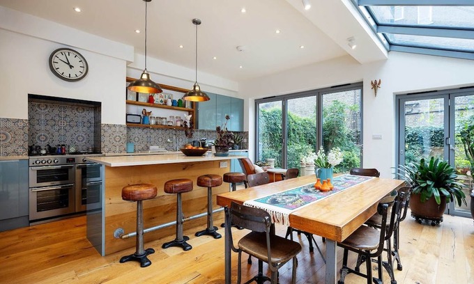 Kilburn House | Visual Poetry, by Veeve