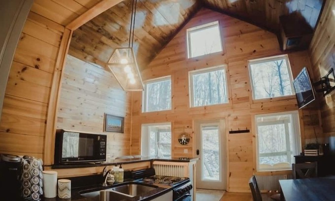 Campton Cabin | Secluded forest getaway on 50 acres, near RRG
