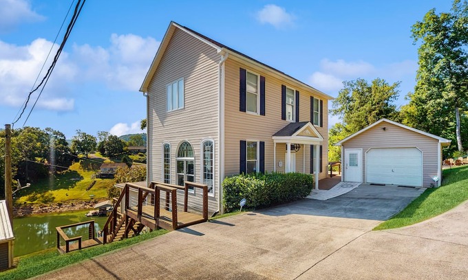 Maynardville Cabin | Stunning lake front home w/dock, card tables, wet bar, fire pit & amazing views!