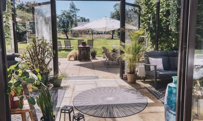 Earls Barton House | Stylish Country House with Spa – Sleeps 10