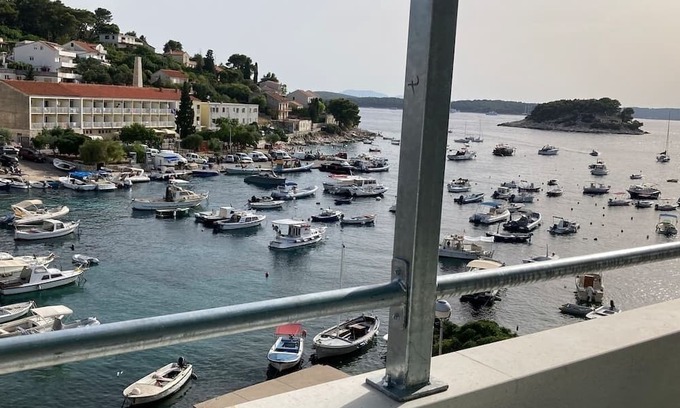 Krizna luka Apartment | One bedroom apartment with terrace and sea view Hvar (A-24926-d)