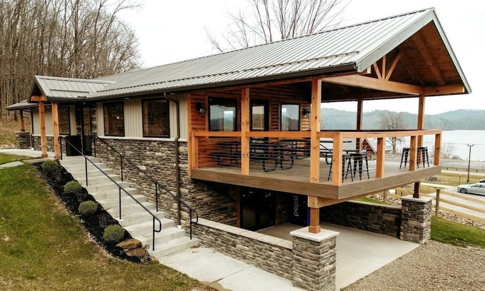 Scio Cabin | Lakeview Cabin Perfect for Groups with Hot-Tub in Ohio