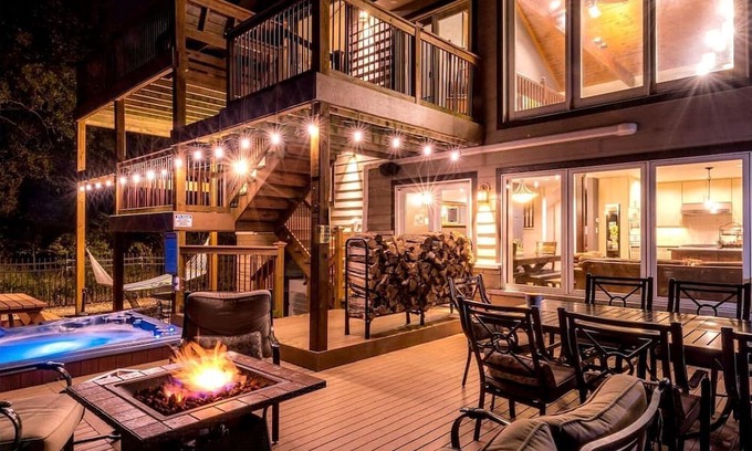 Miller Beach Villa | Luxurious Villa with Hot-tub, Fire Pit and Games in Gary, Indiana