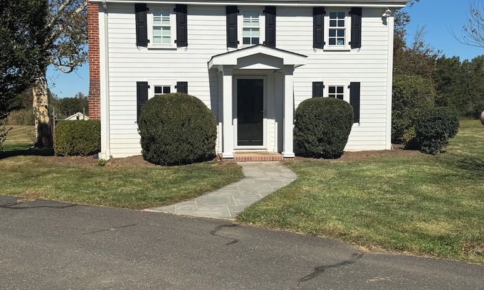 Pluckemin Cottage | Charming 2-bedroom cottage. Near the town of Pluckemin