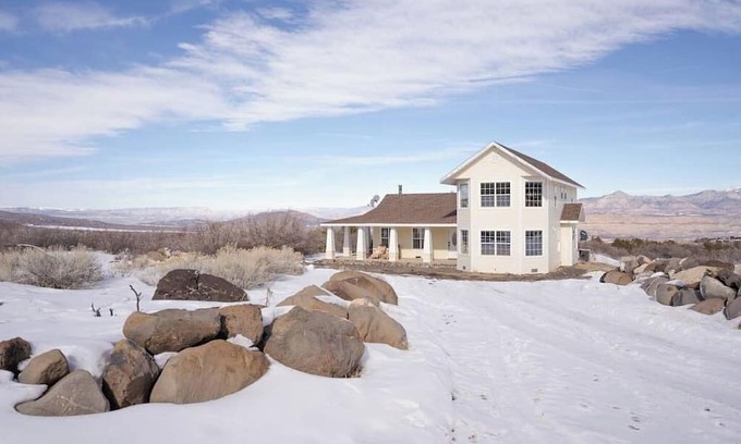 Mesa House | Lone Eagle Haven Close to Powderhorn