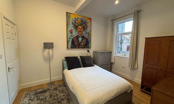 Bootle House | R1 - Ensuite Double Room near Liverpool