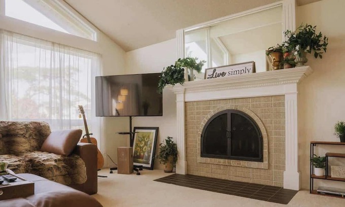 Renton House | Cedar Grove 3B2B Upper Unit/Yard & City Access