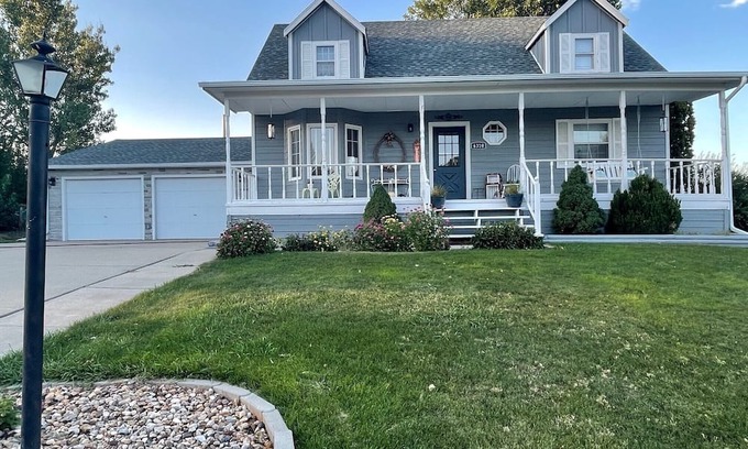 Blackhawk House | Charming 4-bedroom Cape Cod house 15 min from hospital and 20 min from EAFB