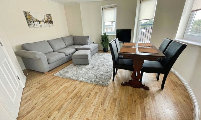 Havering Apartment | Flat, 2 mins from Station, Free Private Parking