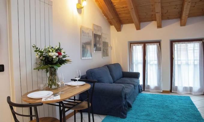 Azzano San Paolo Apartment | "Midnight blues" for 3 people near Orio al Serio airport.