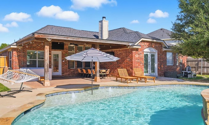 Red Oak House | Spacious 5BR Family Oasis - Pool, Hot Tub & Game Room
