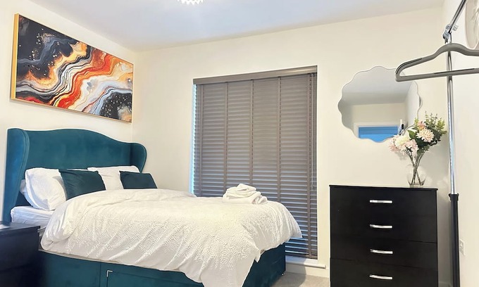 Wolverhampton House | 4 Bed House - Sleeps 7 - Pets - Parking - Wifi