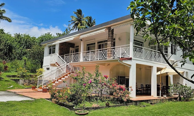 Trois-Rivieres House | Top of villa with pool between sea and mountains 3min from the beach