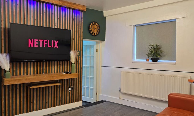 Bury House | Entire House | Free Parking | Central Location | Insurance & Contractors Welcome