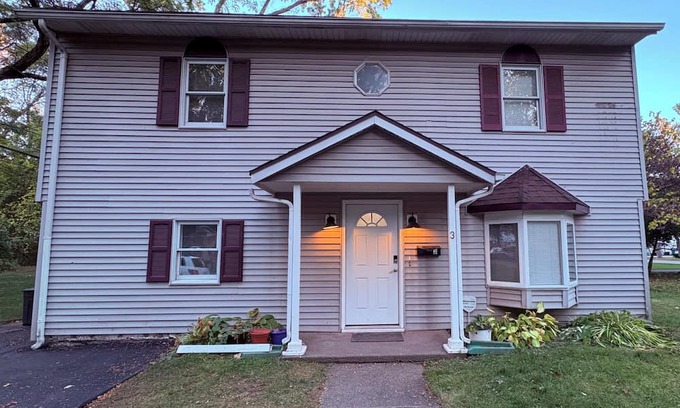 East Rochester House | Peaceful 4-bedroom King House in East Rochester