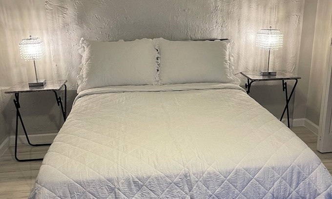 Tamarac House | Charming 1-bedroom with private entrance Tamarac.