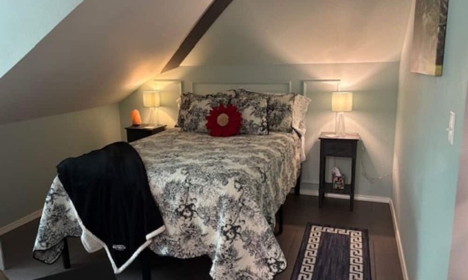 Bixby Apartment | Cozy Studio Apartment above Garage