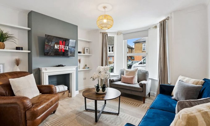 Guildford House | The Guildford Manor | Free Parking | 6 Beds