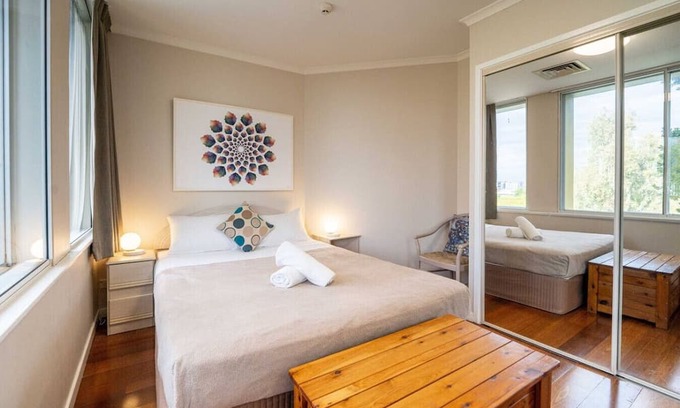 Auchenflower Apartment | Auchenflower 1BR Retreat, Parking Close to UQ & M5