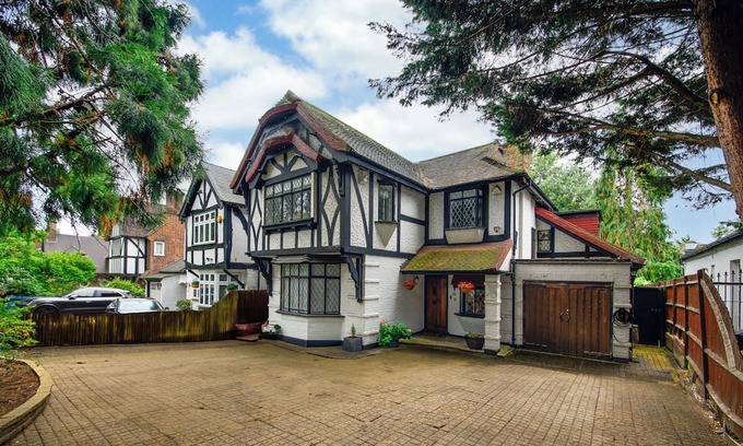 Canons House | Beautiful Tudor House - 15 mins to Wembley Stadium