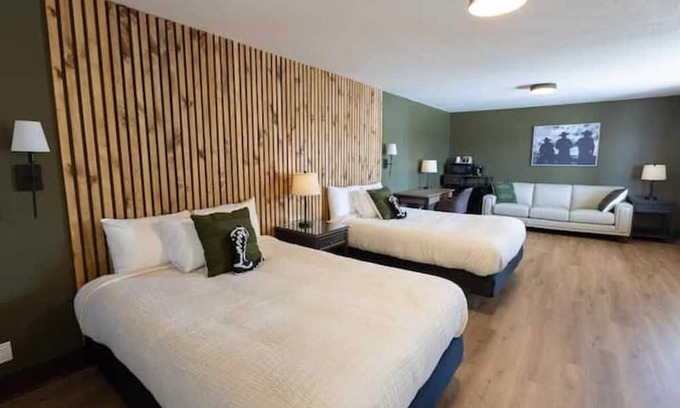 Panguitch Hotel | Family Room Sleeps 5 Western Themed Bryce Canyon