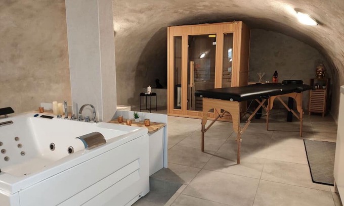 Dallet Apartment | Romantic apartment with spa area