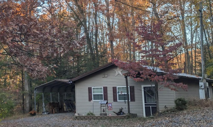 Howard House | Charming 2-bedroom house in Blanchard with AC