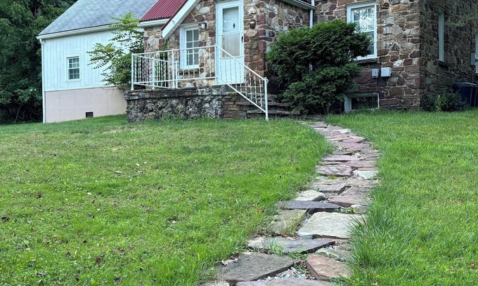 Altoona House | Walking distance to the Penn State Altoona Campus! Spacious 6-bedroom house!