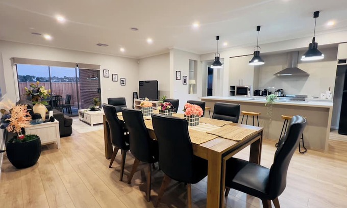 Charlemont House | New 4BR Retreat &Coastal Escape,15 mins to Geelong&Surf Coast with FREE Netflix