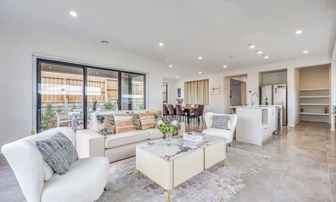 Mount Duneed House | StayAU 5BR Getaway 10 mins to Torquay & Deakin