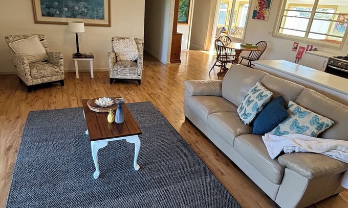 Lorn House | Lorn Farm Stay 30 minutes to Hunter Valley wineries & wide open spaces.