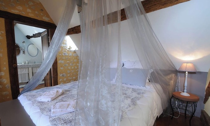 Saint-Germain-des-Grois Bed & Breakfast | Lovely Perche house with tastefully furnished interior. Cosy bedrooms.
