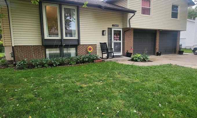Omaha House | Charming 3-bedroom house in lovely Omaha. For Families, backyard, and parking.