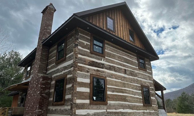 Williamsport Cabin | Cozy Oak & Ember Lodge