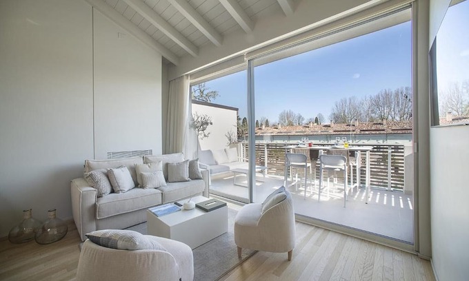 Peschiera del Garda City Centre Apartment | Apartment 'Palazzo Cordigero - Bastioni' with Canal View, Wi-Fi and Air Conditioning