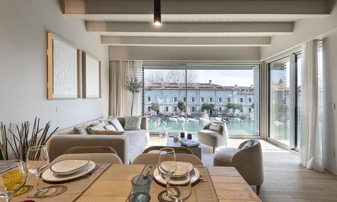 Peschiera del Garda City Centre Apartment | Apartment 'Palazzo Cordigero - Canale' with Canal View, Wi-Fi and Air Conditioning
