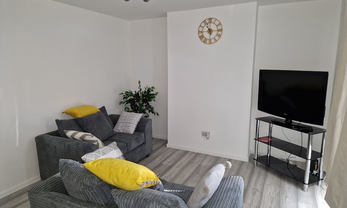 Swindon House | Roomy homes with big garden near Designer Outlet